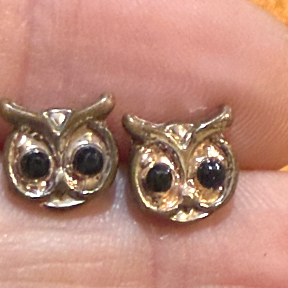 Vintage Owl Stud Earrings Silver Tone Textured Bird Jewelry Black Eyes Petite